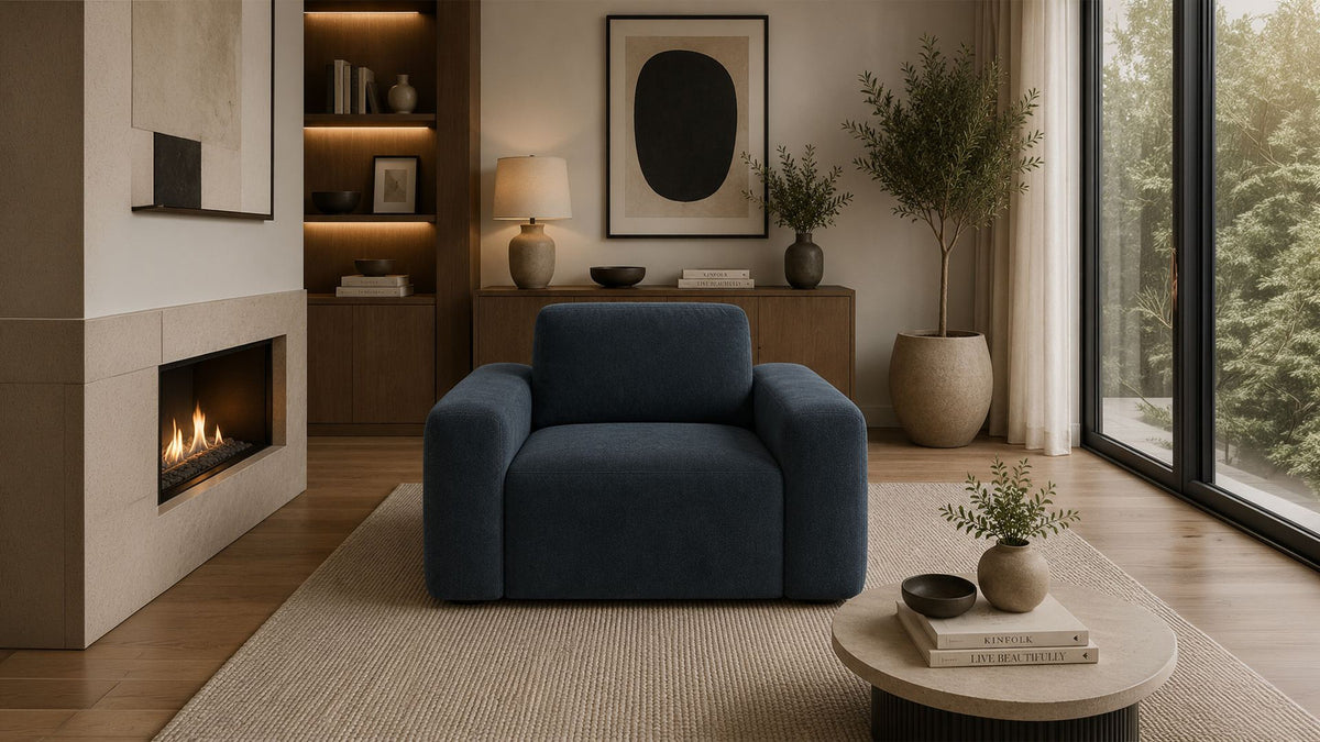 Petrolblaues 1-Sitzer Sofa mit Buchenholzgestell, gepolstertem Sitz und schlanken Kunststoffbeinen, Sitzhöhe 45 cm.