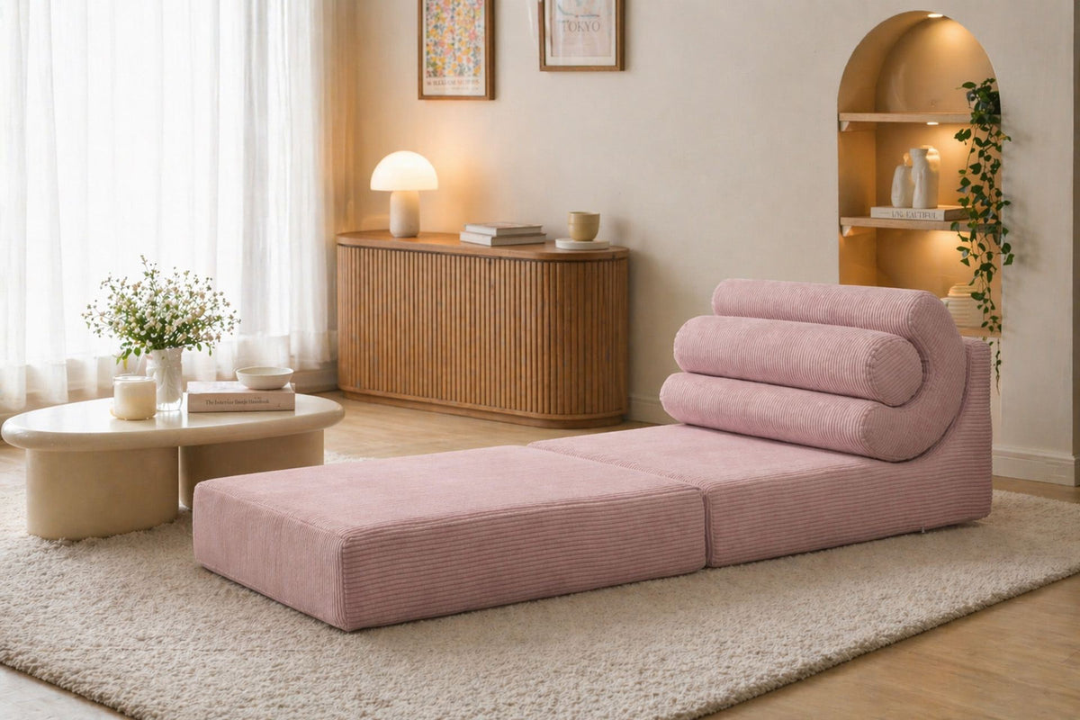 Rosa 1-Sitzer Schlafsofa aus Schaumstoff, kompakte Form, links als Sofa, rechts ausgeklappt als Bett mit sichtbarer Liegefläche.