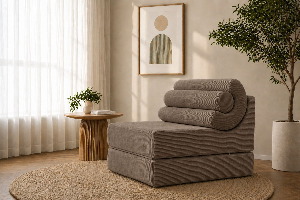 Rauchgraues 1-Sitzer Schlafsofa ohne Gestell aus 100% 28 DNS Schaumstoff, kompakte Sitzform, die sich zu einem Bett ausklappen lässt.