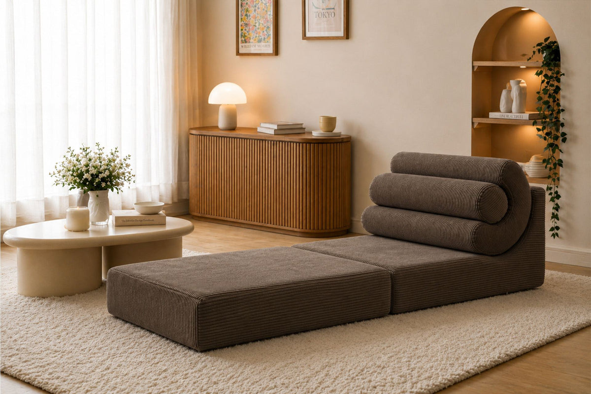 Dunkelgraues 1-Sitzer Schlafsofa Duo Relax von Hanah Home aus 28 DNS-Schaumstoff, kompakte Form ohne sichtbares Gestell, in Sofa-Position.