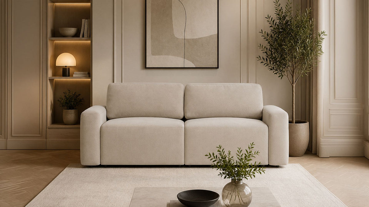 Ecrufarbenes 3-Sitzer Sofa Mono Lilly mit Gestell aus Buchenholz und Spanplatte, Kunststoffbeinen und gepolsterten Sitzkissen.