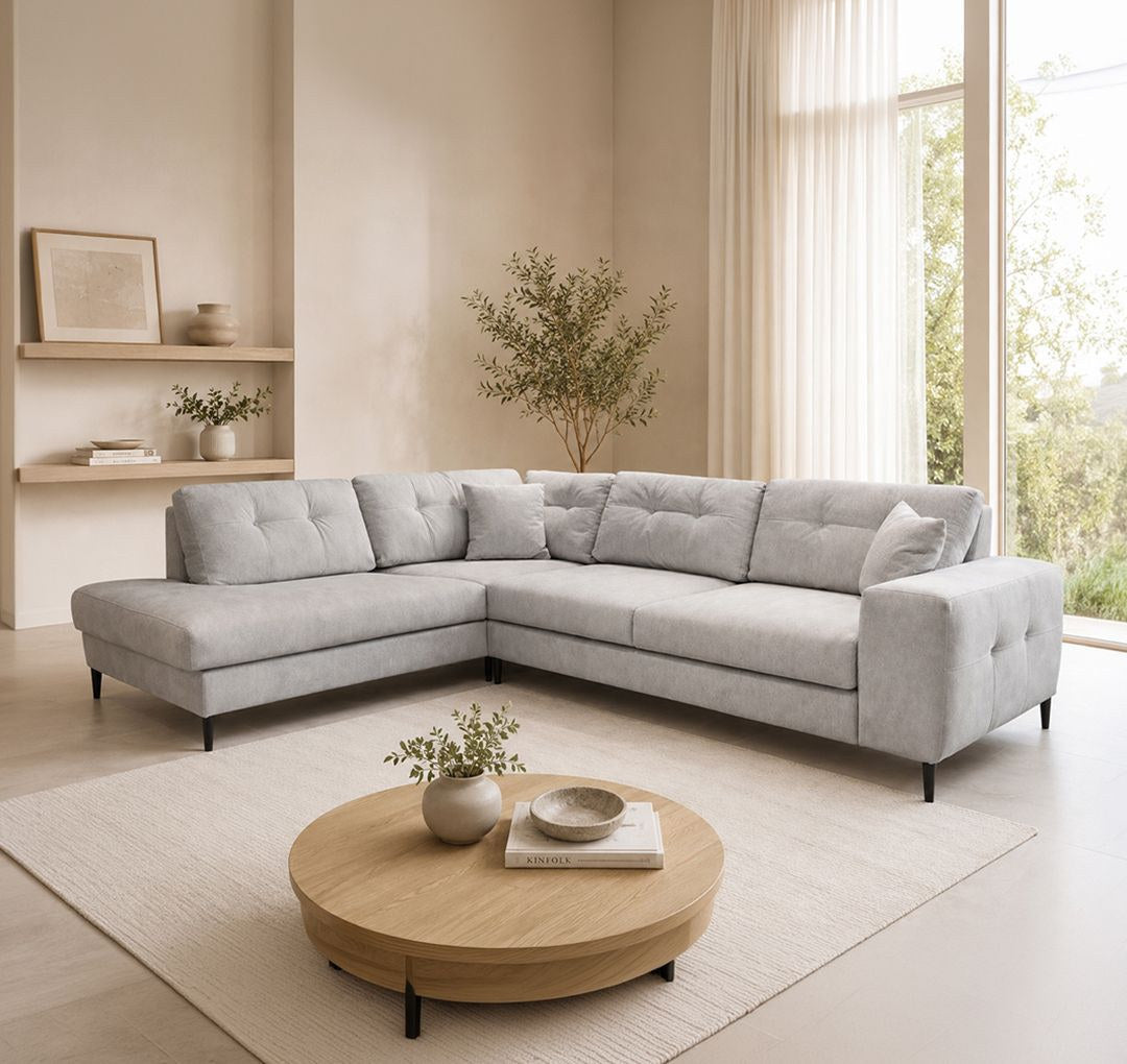 Foto des Maddison Ecksofa links in Ecru von Hanah Home: Sofa mit Polyesterbezug, Buchenholzgestell und Kunststoffbeinen im Wohnraum.