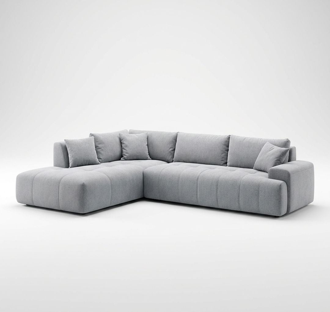 Ecru-farbenes Ecksofa Toledo mit Buchenholzgestell, Polyesterbezug, zwei losen Kissen und Kunststoffbeinen, Ecke rechts ausgerichtet.