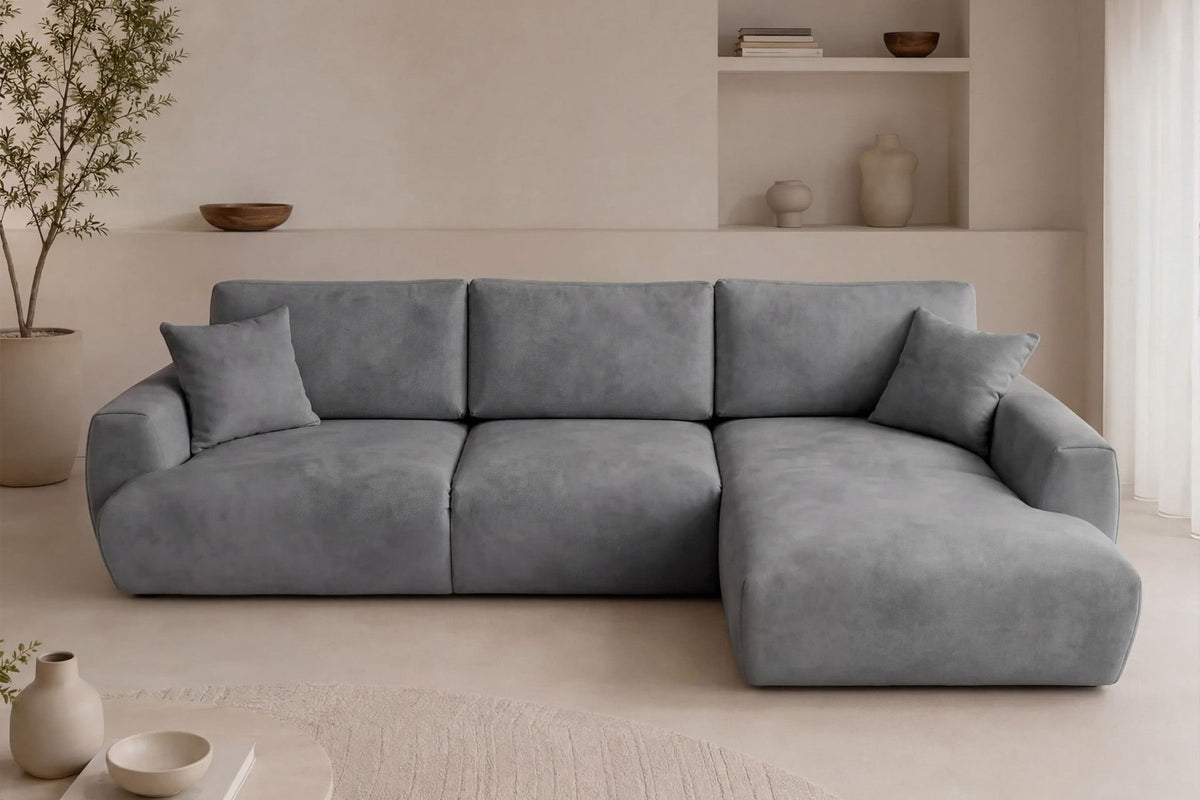 Graues Ecksofa rechts mit Schlaffunktion von Hanah Home, Bezug aus Polyester, Gestell aus Buchenholz und Spanplatte, mit zwei Kissen und Kunststoffbeinen.