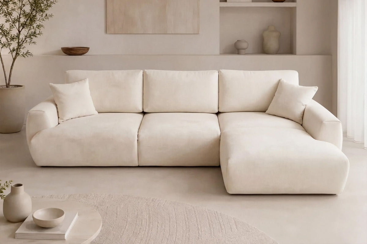 Ecru-farbenes Ecksofa rechts mit Schlaffunktion von Hanah Home, Polyesterbezug, Buchenholz-Gestell, Kunststoffbeinen, Staufach unter Sitzfläche.