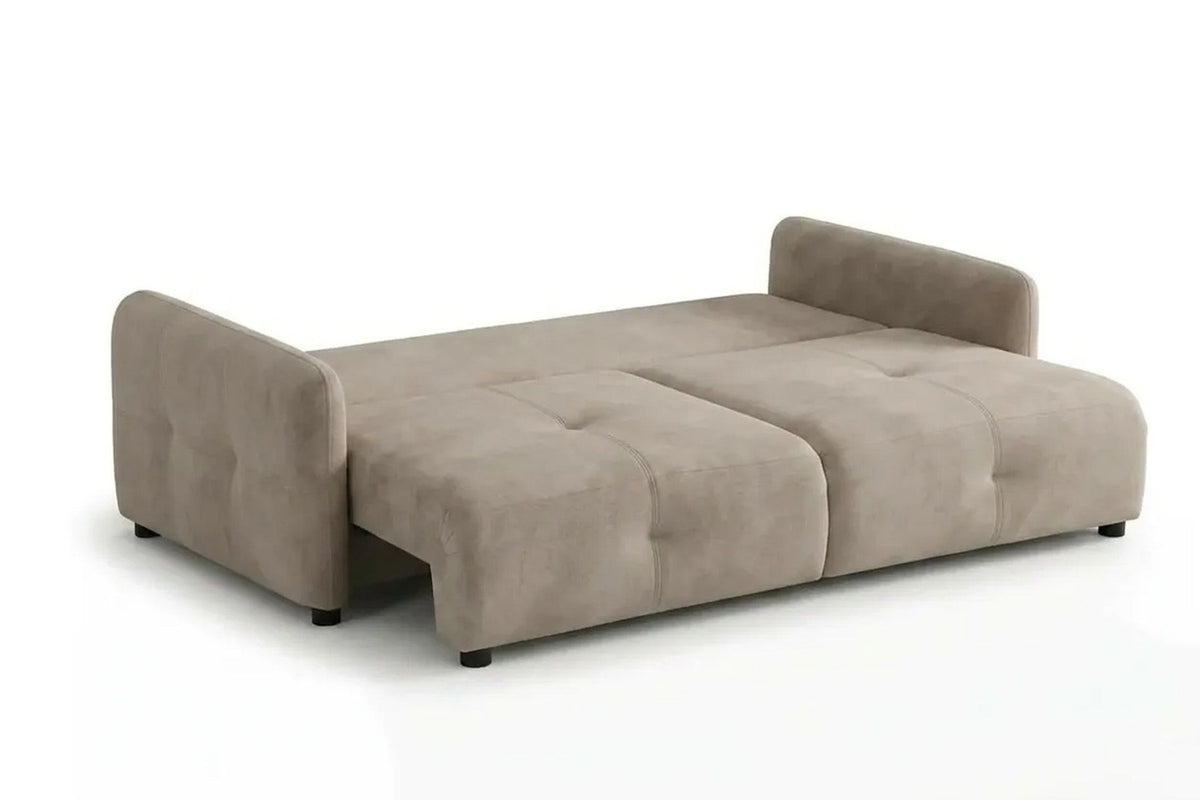 Beige Schlafsofa mit drei Sitzplätzen, Polyesterbezug, Kunststoffbeinen und zwei Kissen, freigestellt vor weissem Hintergrund fotografiert.