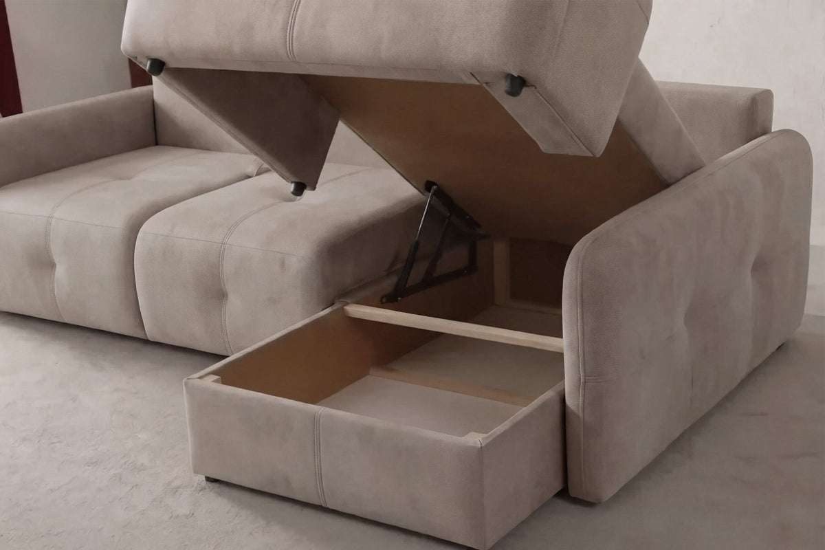 Eck-Schlafsofa rechts in Beige mit Polyesterbezug, Buchenholzgestell, Kunststoffbeinen und zwei Kissen, freistehend fotografiert.