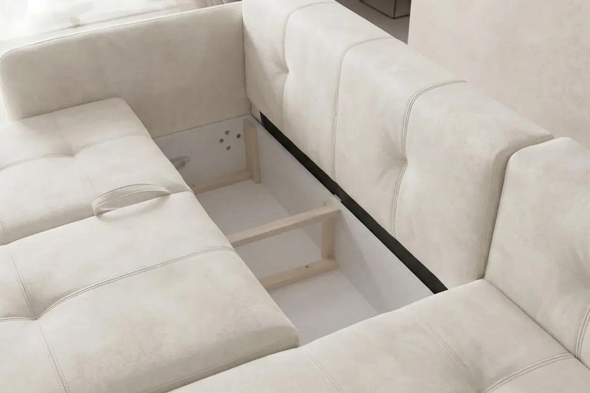 Eck-Schlafsofa rechts in Ecru von Hanah Home mit Polyesterbezug, Buchenholzgestell, Kunststoffbeinen und zwei Zierkissen auf hellem Hintergrund.