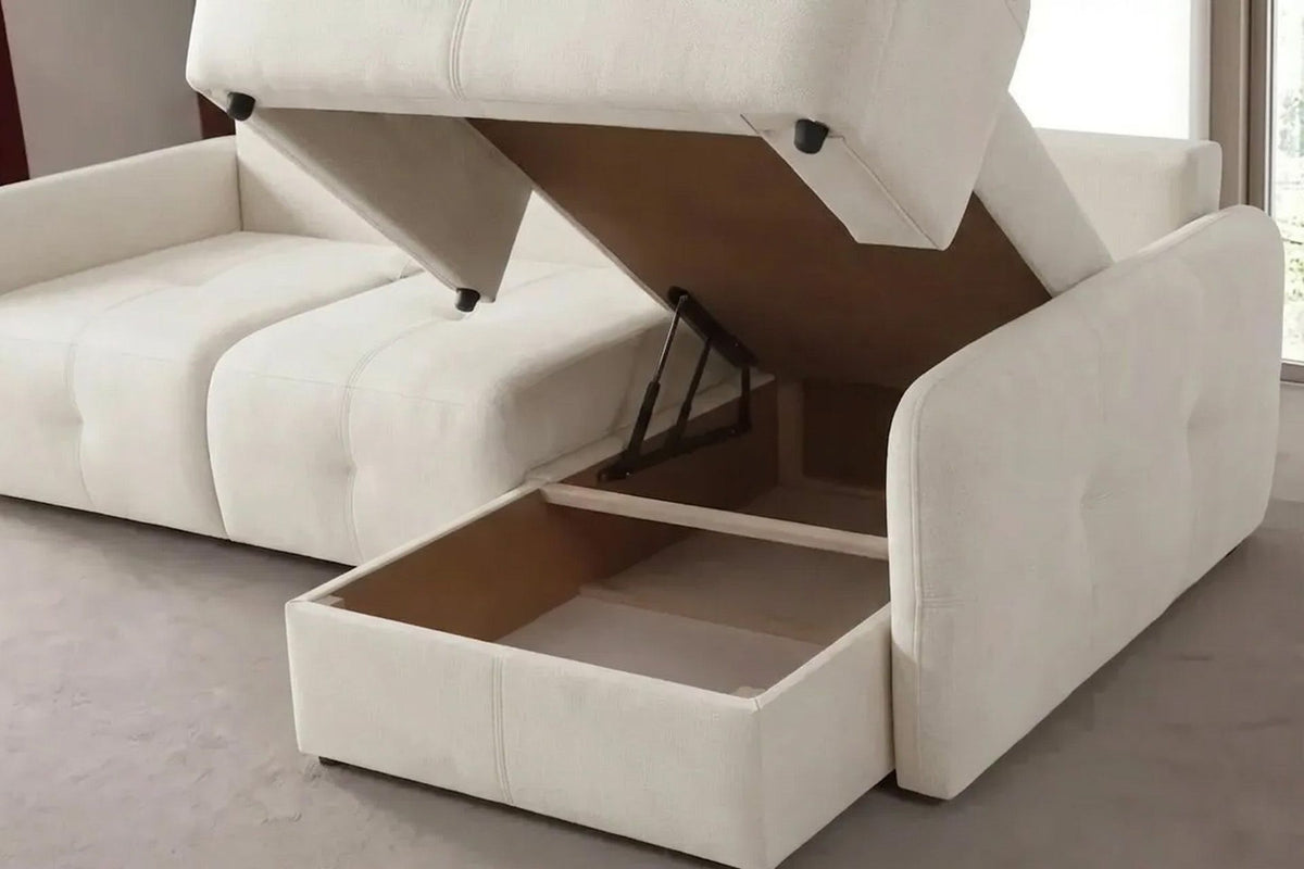 Eck-Schlafsofa rechts in Ecru von Hanah Home mit Polyesterbezug, Buchenholzgestell, Kunststoffbeinen und zwei Zierkissen auf hellem Hintergrund.