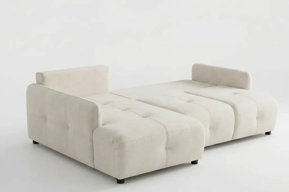 Ecrufarbenes Eck-Schlafsofa aus Polyesterstoff mit Buchenholzgestell, Kunststoffbeinen und Staufach unter der Sitzfläche.