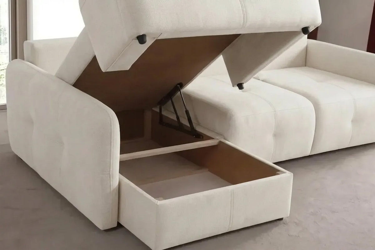 Ecrufarbenes Eck-Schlafsofa aus Polyesterstoff mit Buchenholzgestell, Kunststoffbeinen und Staufach unter der Sitzfläche.