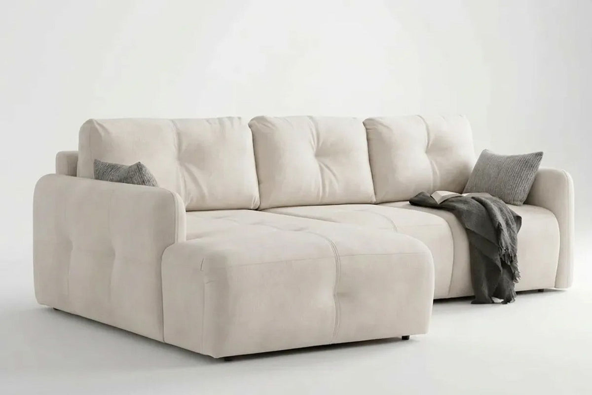 Ecrufarbenes Eck-Schlafsofa aus Polyesterstoff mit Buchenholzgestell, Kunststoffbeinen und Staufach unter der Sitzfläche.