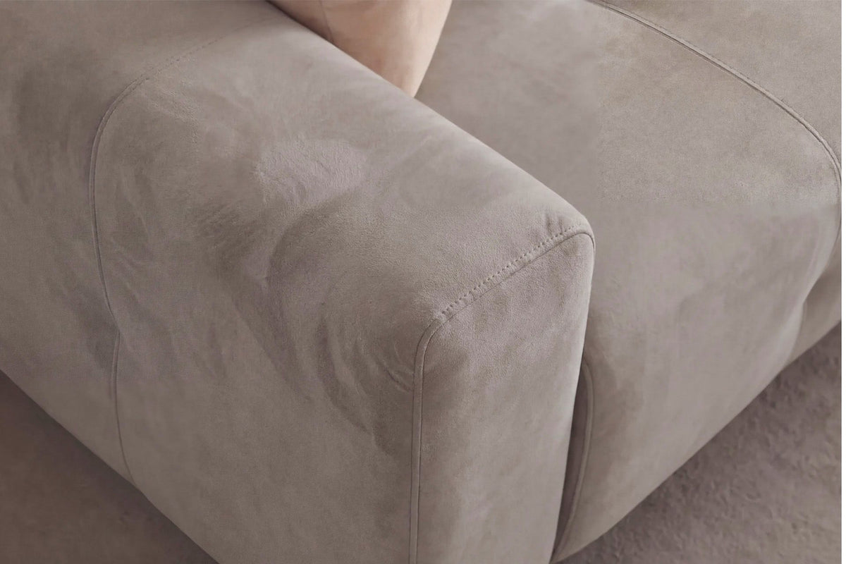 Beiges 3-Sitzer Schlafsofa Magnum von Hanah Home mit Polyesterbezug, Buchenholzgestell, Kunststoffbeinen und Staufach unter der Sitzfläche.