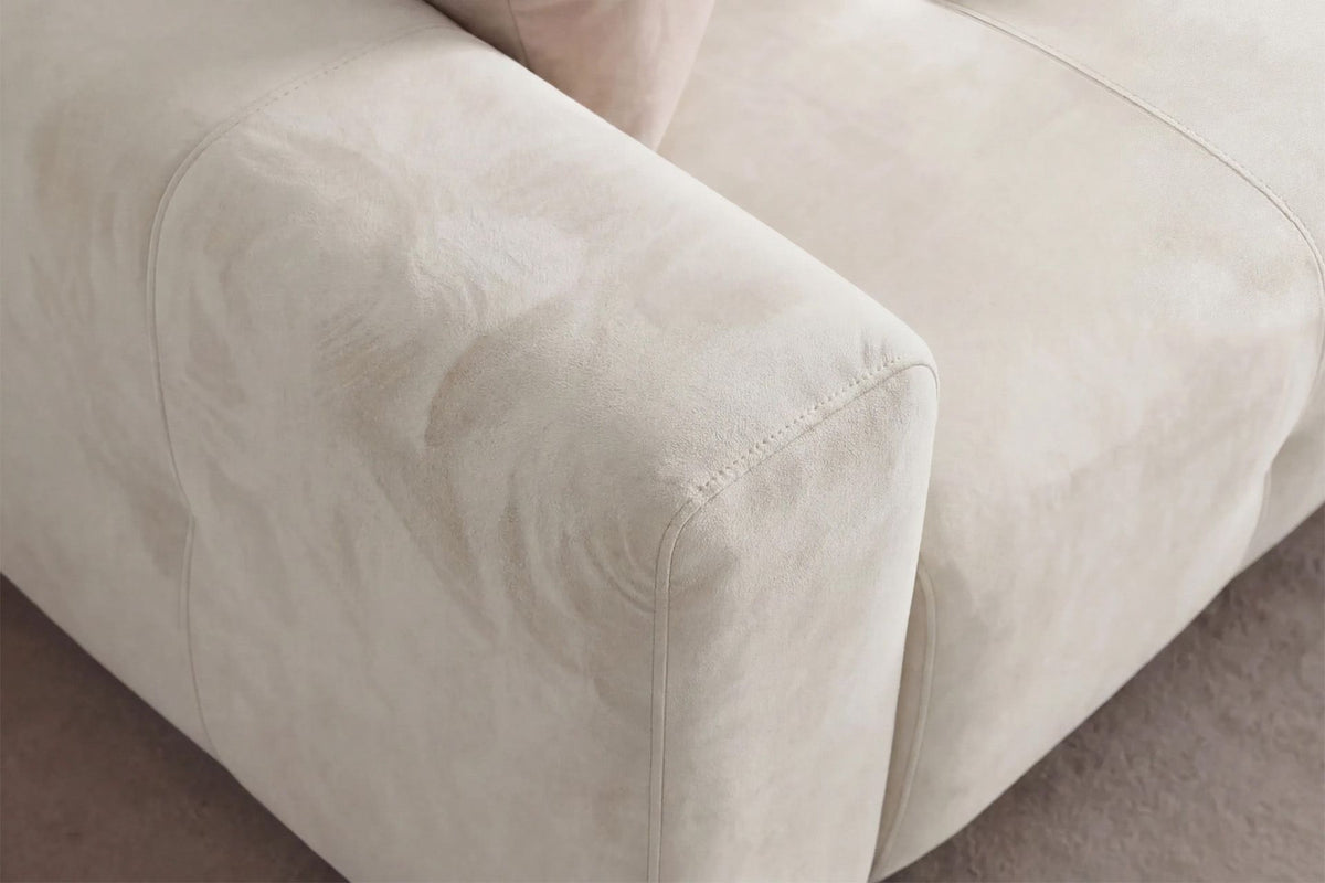 Magnum Schlafsofa von Hanah Home in Ecru: 3-Sitzer mit Polyesterbezug, Buchenholzgestell, Kunststoffbeinen und zwei Kissen.