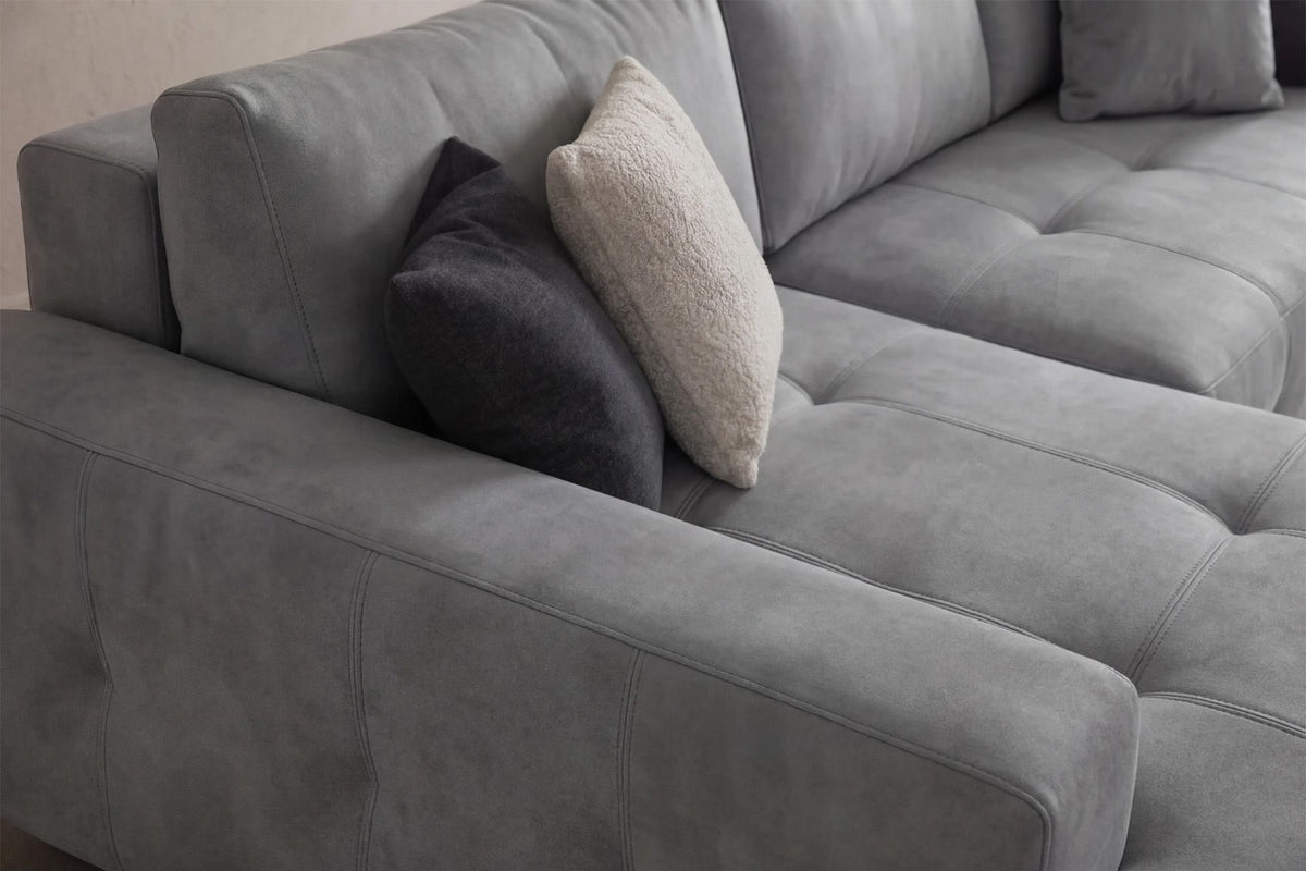 Graues Eck-Schlafsofa Magnum links aus Buchenholz und Polyesterbezug, mit Kunststoffbeinen, Stauraum und zwei losen Kissen auf der Sitzfläche.