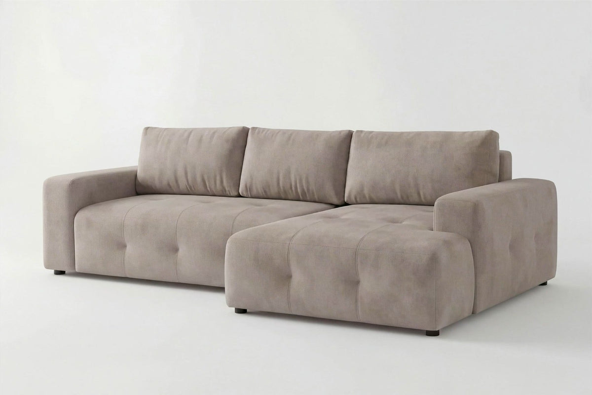 Beiges Eck-Schlafsofa Magnum mit Polyesterbezug, Buchenholzgestell, Staufach unter der Sitzfläche und zwei losen Kissen im Wohnzimmer.