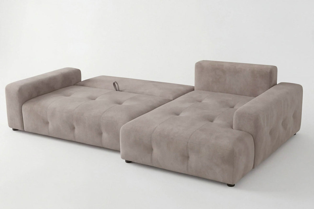 Beiges Eck-Schlafsofa Magnum mit Polyesterbezug, Buchenholzgestell, Staufach unter der Sitzfläche und zwei losen Kissen im Wohnzimmer.