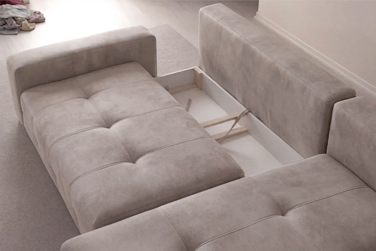 Beiges Eck-Schlafsofa Magnum mit Polyesterbezug, Buchenholzgestell, Staufach unter der Sitzfläche und zwei losen Kissen im Wohnzimmer.