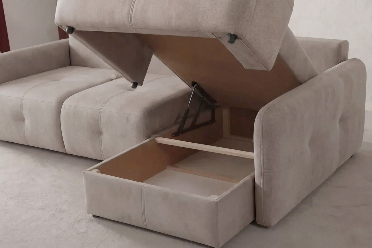 Beiges Eck-Schlafsofa Magnum mit Polyesterbezug, Buchenholzgestell, Staufach unter der Sitzfläche und zwei losen Kissen im Wohnzimmer.