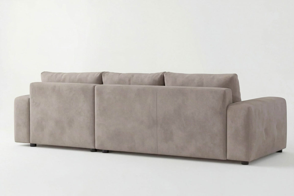 Beiges Eck-Schlafsofa Magnum mit Polyesterbezug, Buchenholzgestell, Staufach unter der Sitzfläche und zwei losen Kissen im Wohnzimmer.