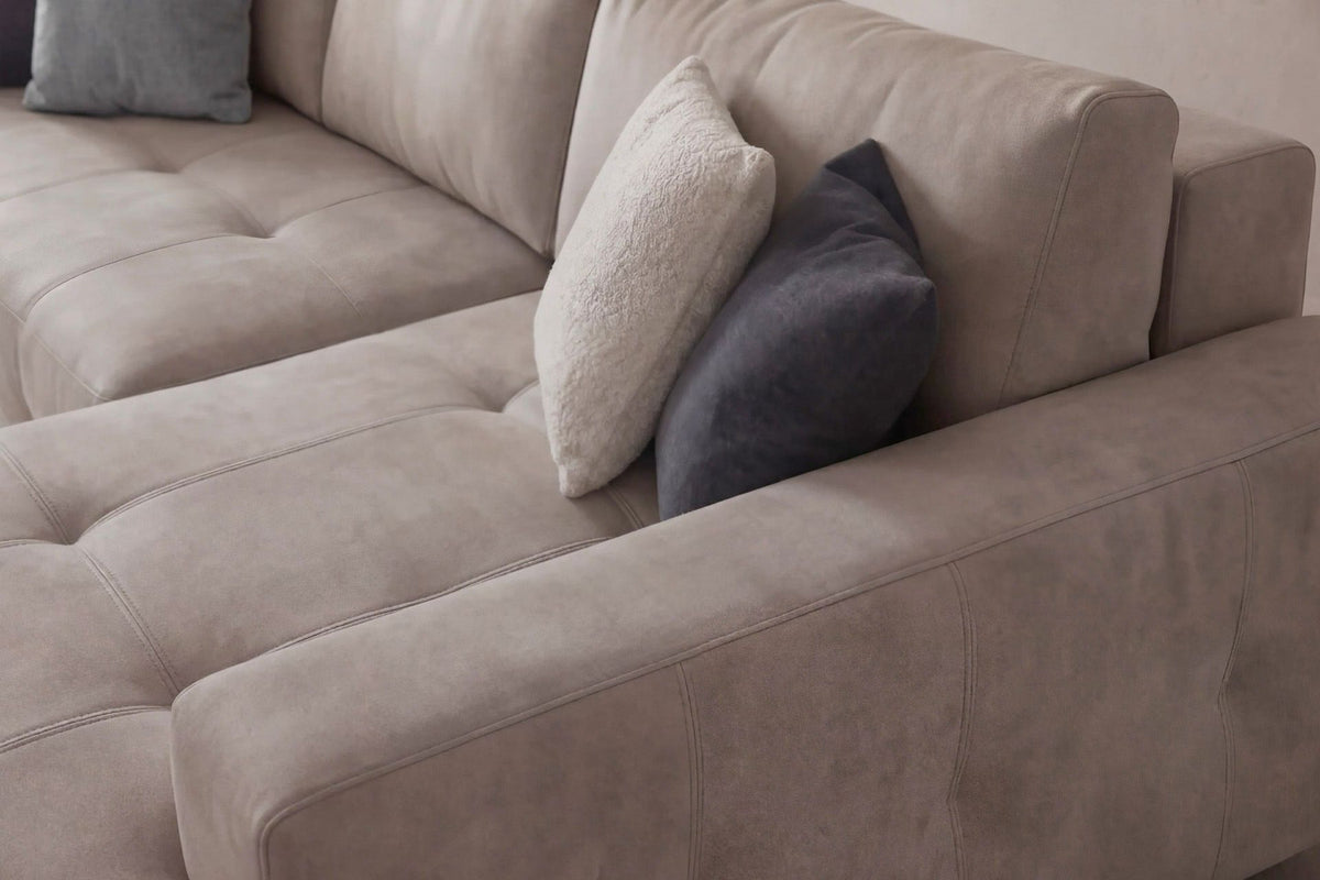 Beiges Eck-Schlafsofa Magnum mit Polyesterbezug, Buchenholzgestell, Staufach unter der Sitzfläche und zwei losen Kissen im Wohnzimmer.