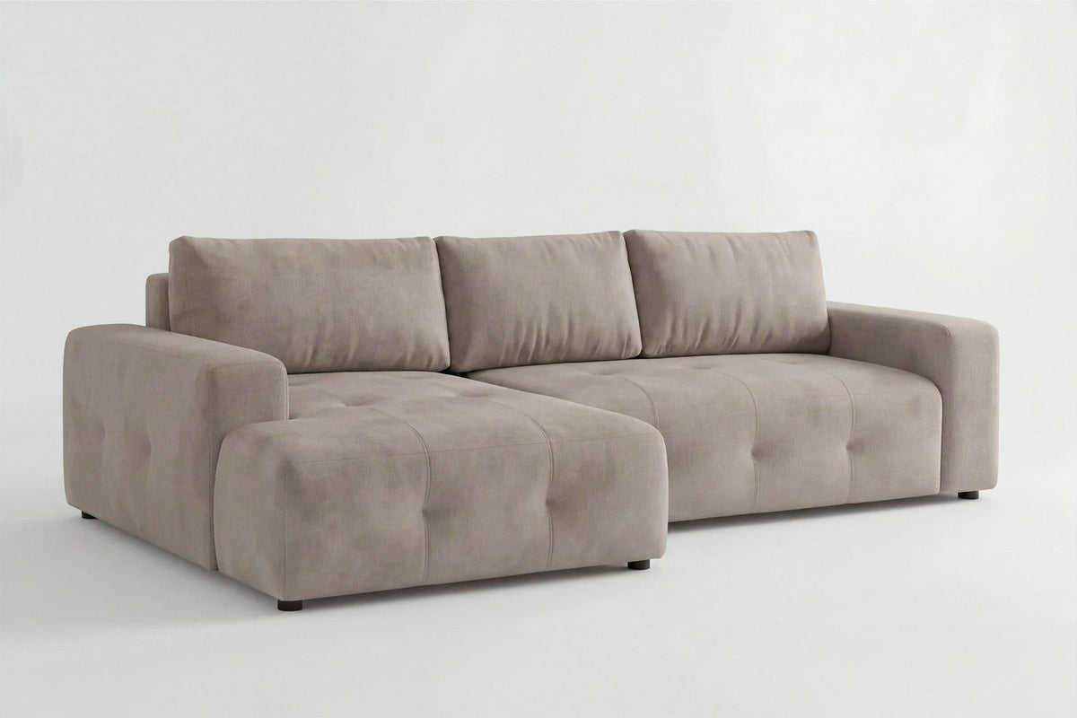 Beiges Eck-Schlafsofa Magnum von Hanah Home mit Polyesterbezug, Buchenholzgestell, Kunststoffbeinen und zwei losen Kissen, links ausgerichtet.