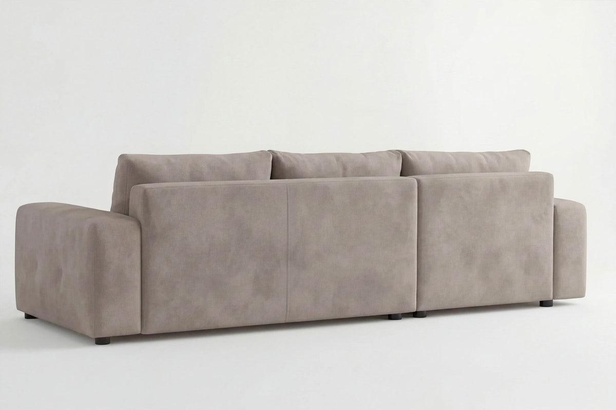 Beiges Eck-Schlafsofa Magnum von Hanah Home mit Polyesterbezug, Buchenholzgestell, Kunststoffbeinen und zwei losen Kissen, links ausgerichtet.