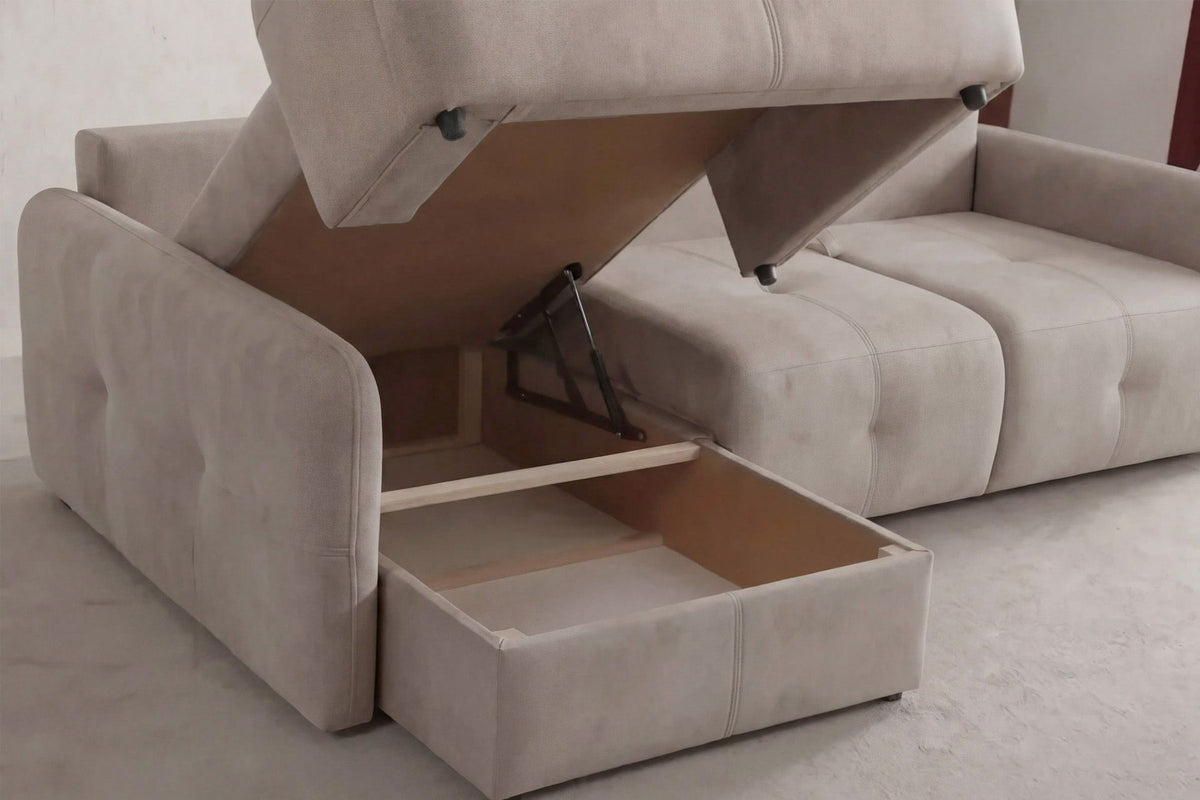 Beiges Eck-Schlafsofa Magnum von Hanah Home mit Polyesterbezug, Buchenholzgestell, Kunststoffbeinen und zwei losen Kissen, links ausgerichtet.