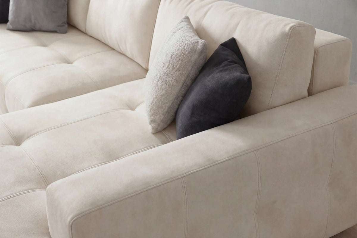 Eck-Schlafsofa Magnum in Ecru mit Polyesterbezug, Kunststoffbeinen und sichtbarem Staufach unter der Sitzfläche, rechte Ausführung.