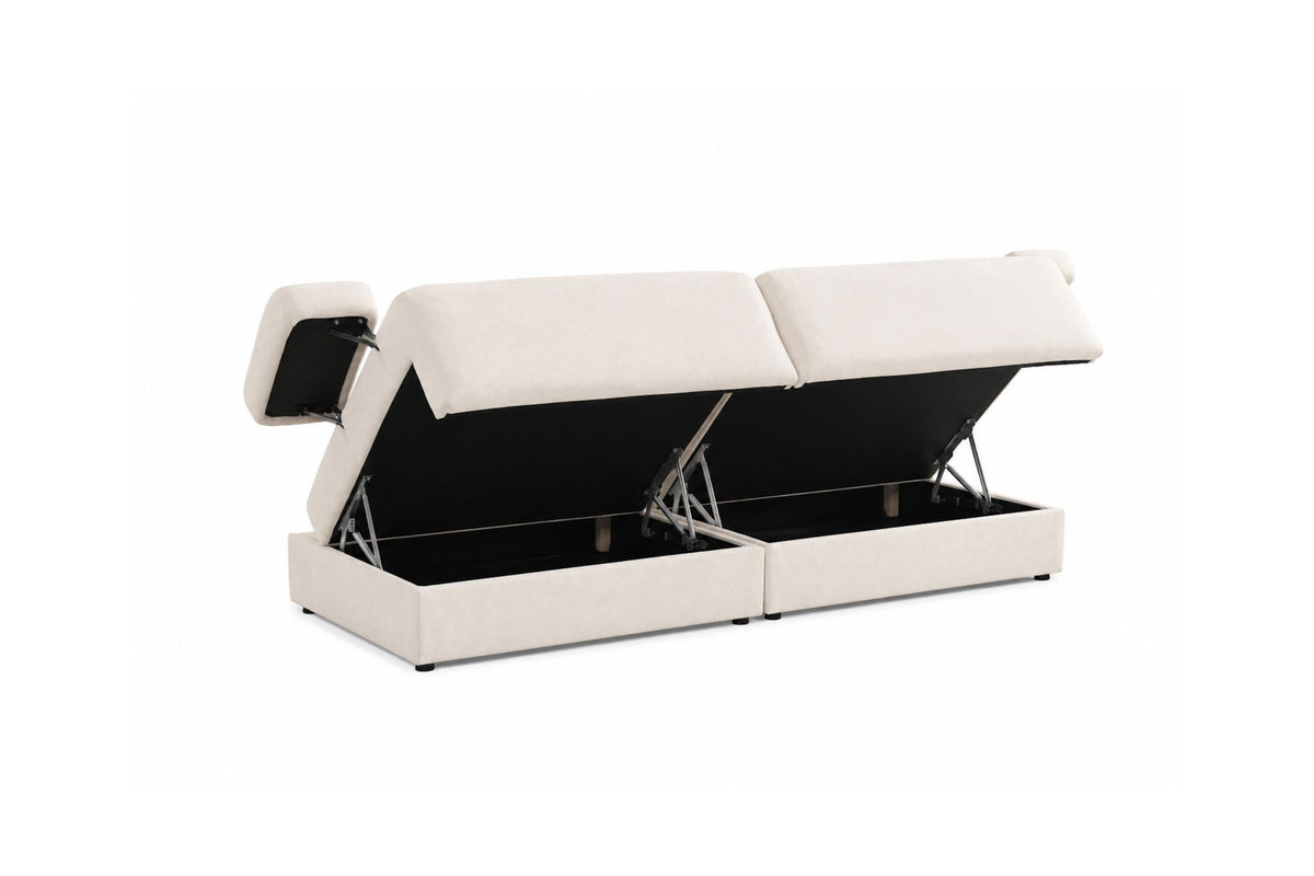 Cremefarbenes 3-Sitzer Sofa aus Polyesterstoff mit Buchenholzgestell, niedrigen Kunststoffbeinen und zwei Kissen.