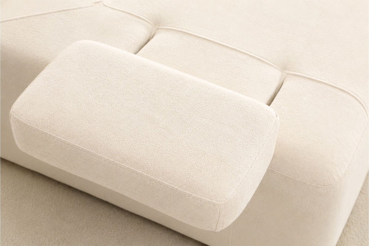 Cremefarbenes 3-Sitzer Sofa aus Polyesterstoff mit Buchenholzgestell, niedrigen Kunststoffbeinen und zwei Kissen.