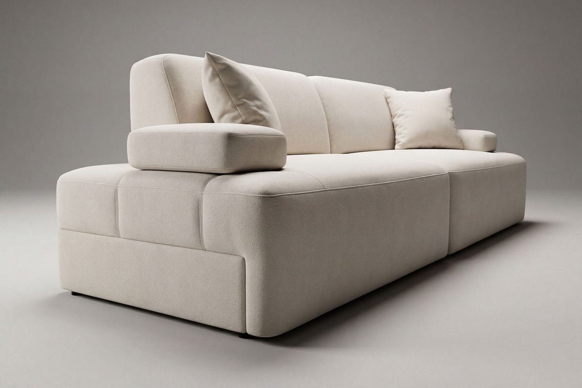 Cremefarbenes 3-Sitzer Sofa aus Polyesterstoff mit Buchenholzgestell, niedrigen Kunststoffbeinen und zwei Kissen.
