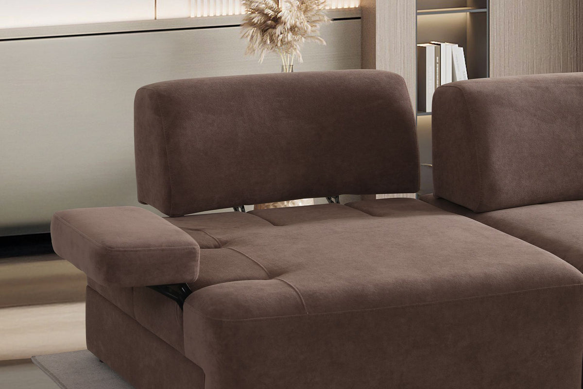 Braunes 3-Sitzer Sofa Madlen von Hanah Home mit niedrigen Kunststoffbeinen, Polyesterbezug, zwei Kissen und sichtbarem Gestell aus Buchenholz.