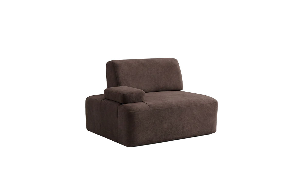 Braunes 3-Sitzer Sofa Madlen von Hanah Home mit niedrigen Kunststoffbeinen, Polyesterbezug, zwei Kissen und sichtbarem Gestell aus Buchenholz.