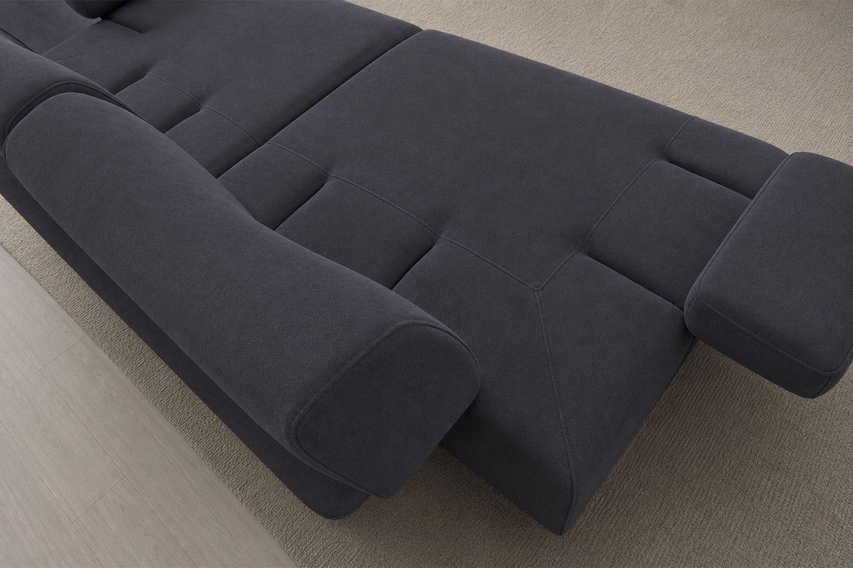 Petrolblaues 3-Sitzer Sofa Madlen von Hanah Home mit niedrigen Kunststoffbeinen, Polyesterbezug und zwei Kissen auf hellem Hintergrund.