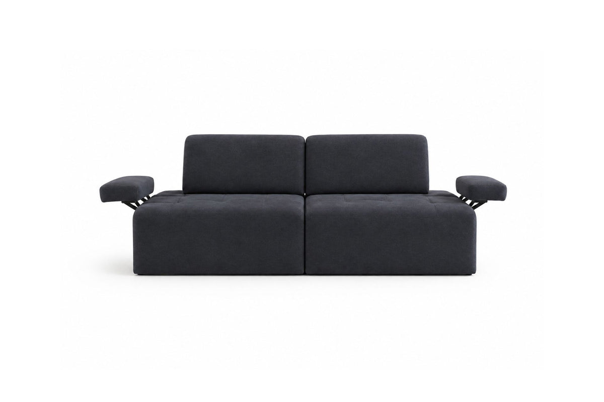 Petrolblaues 3-Sitzer Sofa Madlen von Hanah Home mit niedrigen Kunststoffbeinen, Polyesterbezug und zwei Kissen auf hellem Hintergrund.