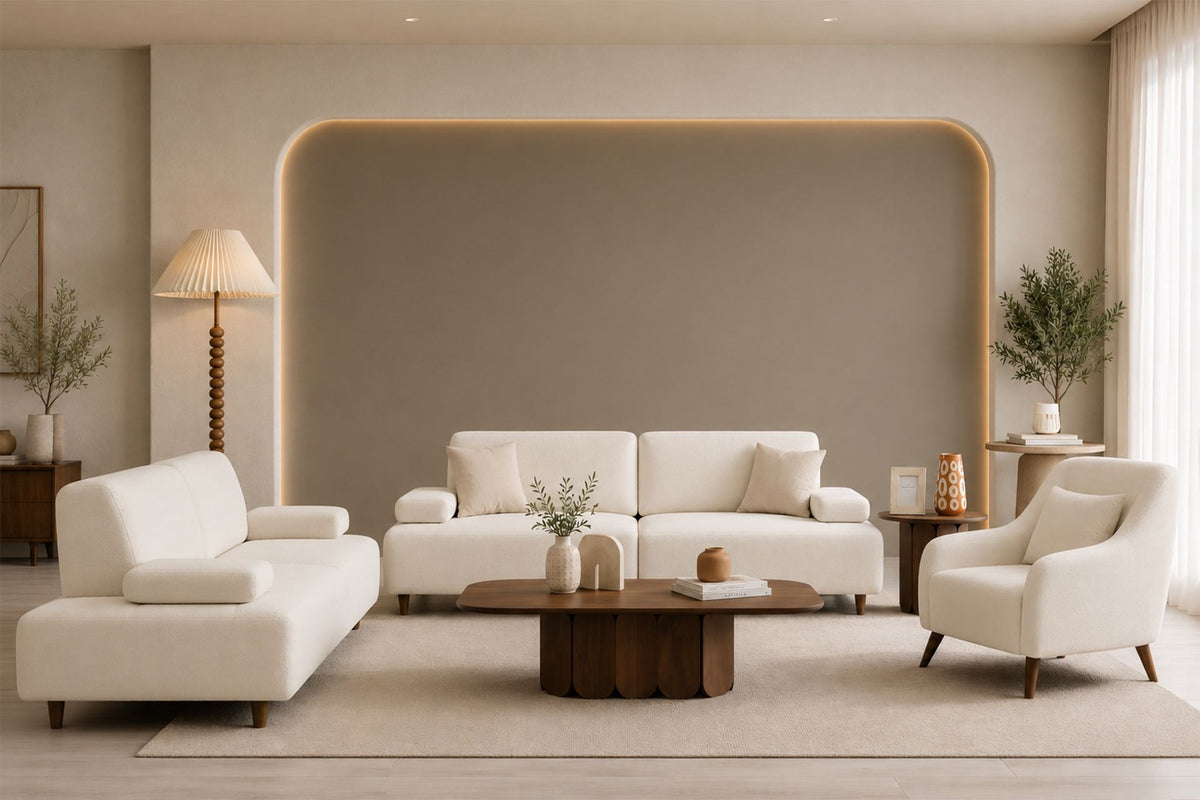 Cremefarbenes 3-Sitzer-Sofa Madlen von Hanah Home mit Polyesterbezug, Kunststoffbeinen und zwei Kissen auf Buchenholzgestell