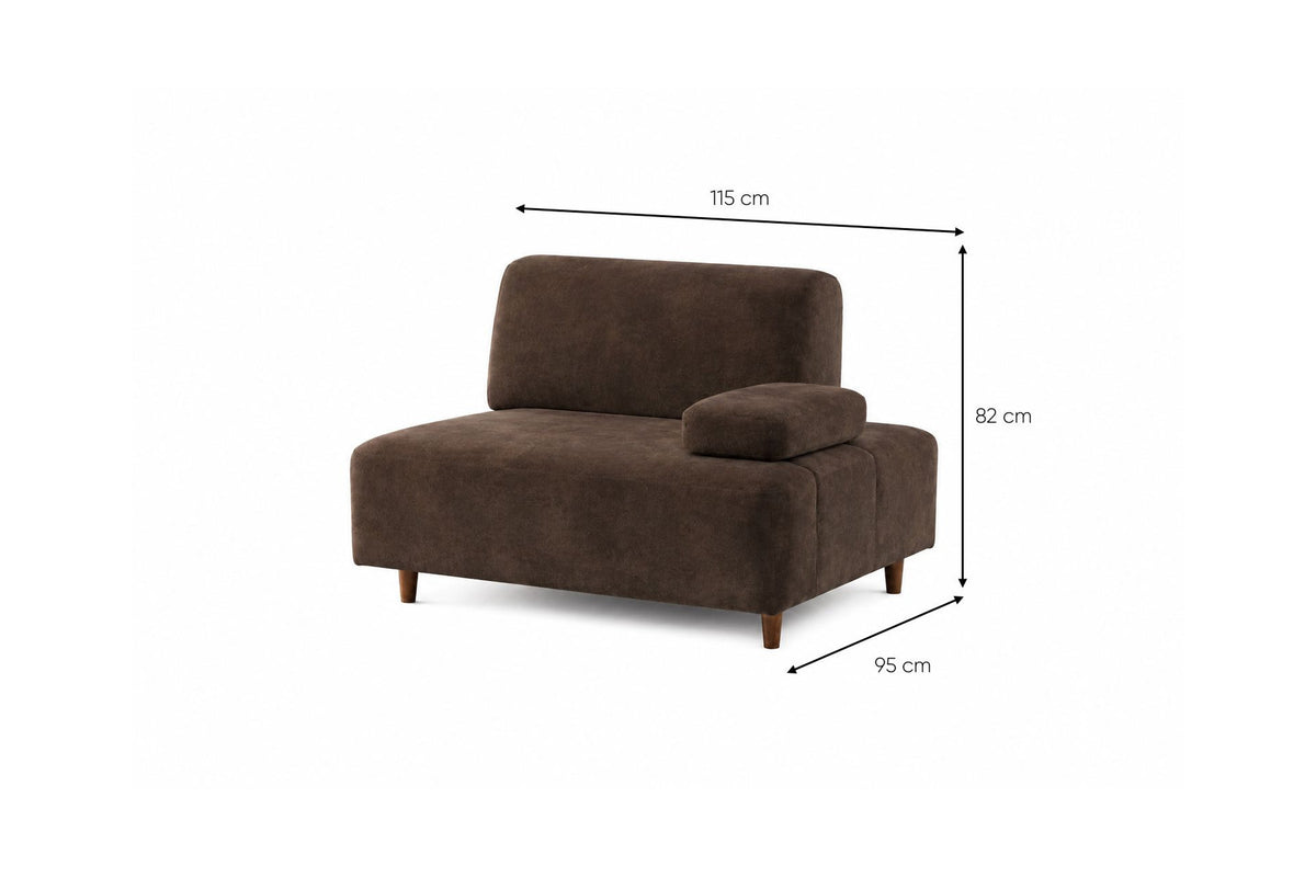 Braunes 3-Sitzer-Sofa Madlen von Hanah Home mit Polyesterbezug, Buchenholzgestell, hohen Kunststoffbeinen und zwei losen Kissen.