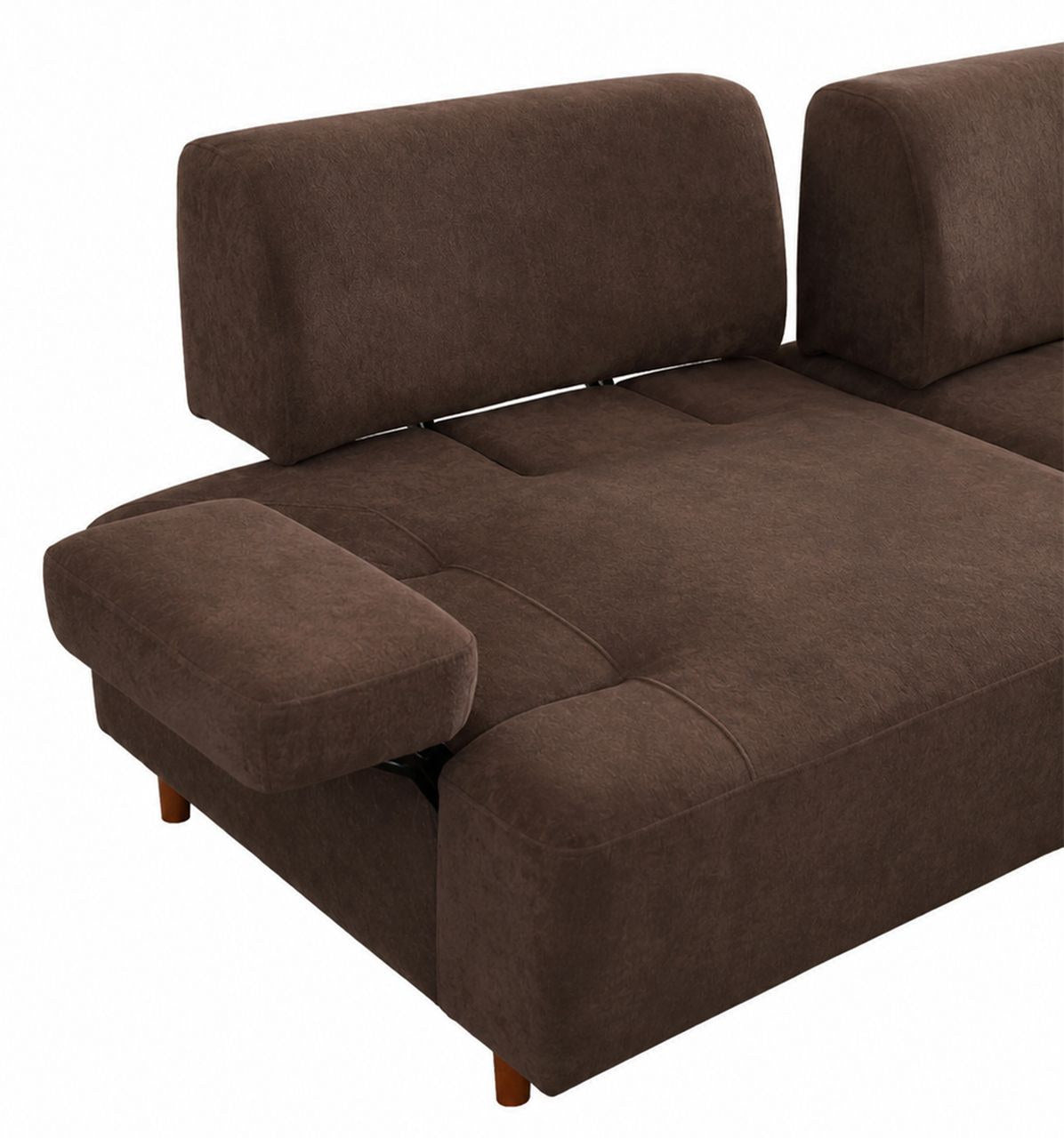 Braunes 3-Sitzer-Sofa Madlen von Hanah Home mit Polyesterbezug, Buchenholzgestell, hohen Kunststoffbeinen und zwei losen Kissen.