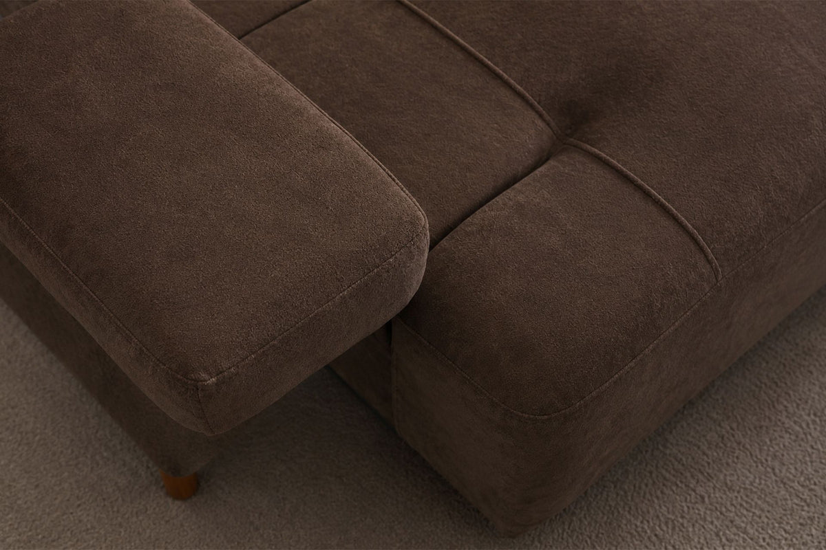 Braunes 3-Sitzer-Sofa Madlen von Hanah Home mit Polyesterbezug, Buchenholzgestell, hohen Kunststoffbeinen und zwei losen Kissen.