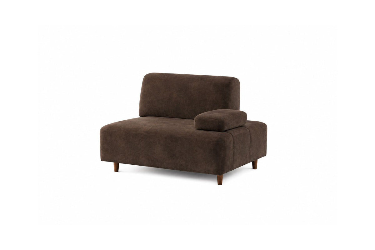Braunes 3-Sitzer-Sofa Madlen von Hanah Home mit Polyesterbezug, Buchenholzgestell, hohen Kunststoffbeinen und zwei losen Kissen.