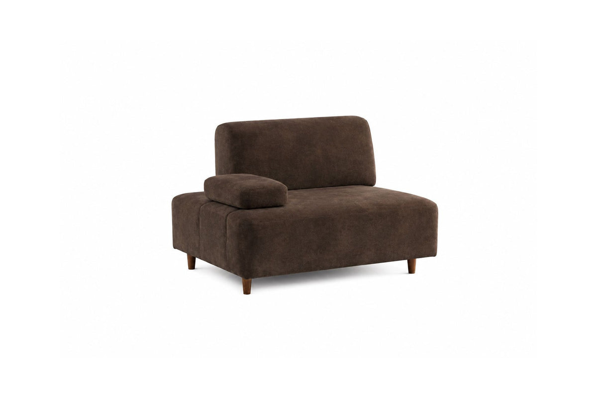 Braunes 3-Sitzer-Sofa Madlen von Hanah Home mit Polyesterbezug, Buchenholzgestell, hohen Kunststoffbeinen und zwei losen Kissen.
