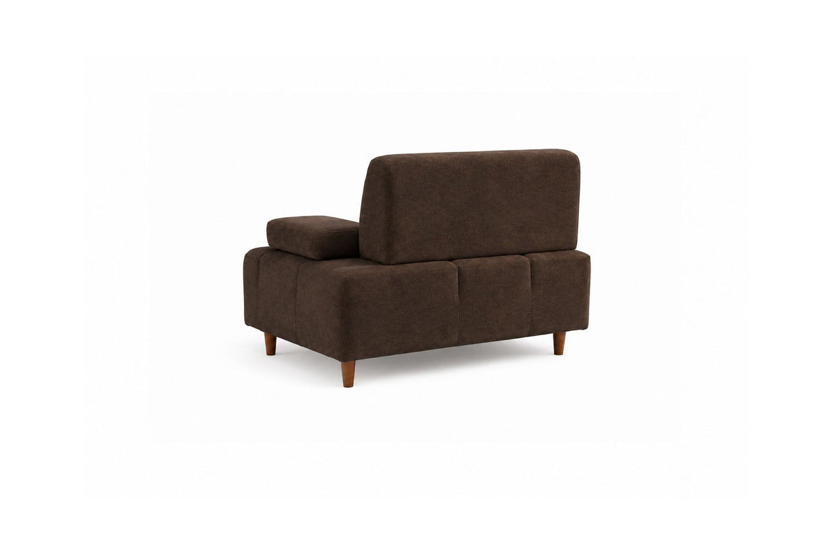 Braunes 3-Sitzer-Sofa Madlen von Hanah Home mit Polyesterbezug, Buchenholzgestell, hohen Kunststoffbeinen und zwei losen Kissen.