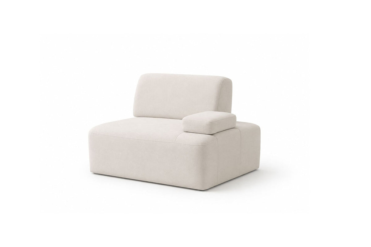 Cremefarbenes Madlen 4-Sitzer Sofa von Hanah Home mit niedrigen Kunststoffbeinen, Polyesterbezug und zwei Kissen auf hellem Untergrund.