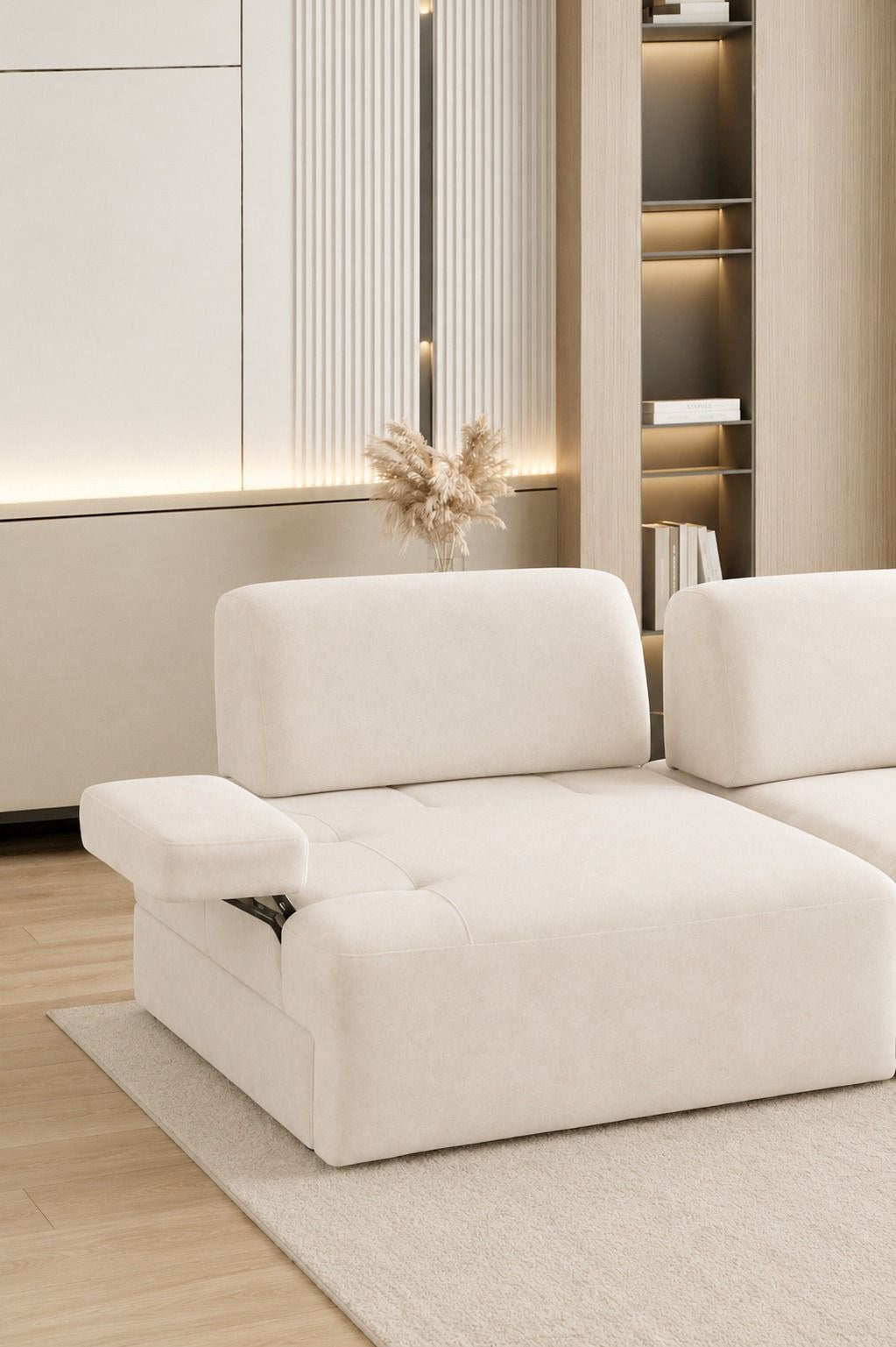 Cremefarbenes Madlen 4-Sitzer Sofa von Hanah Home mit niedrigen Kunststoffbeinen, Polyesterbezug und zwei Kissen auf hellem Untergrund.