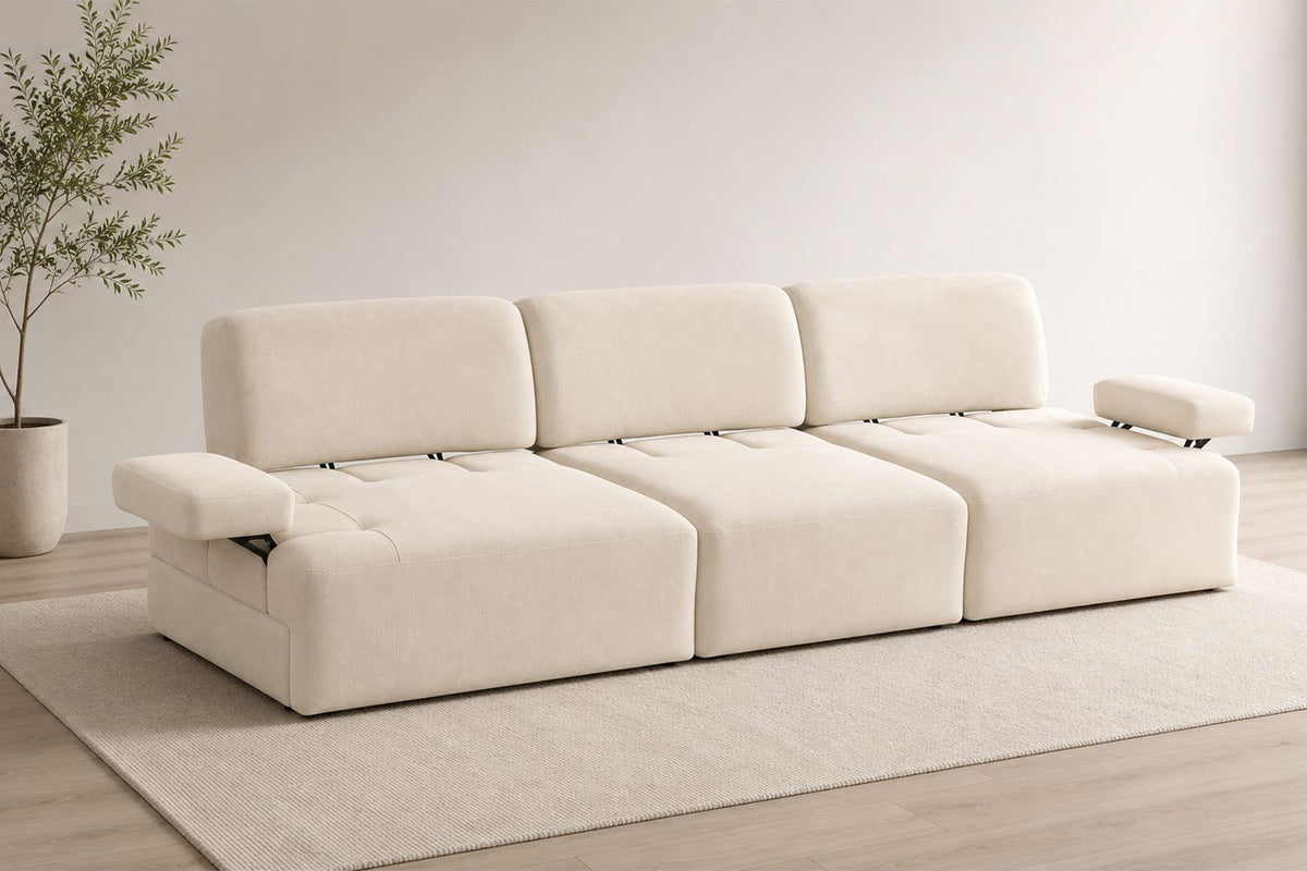 Cremefarbenes Madlen 4-Sitzer Sofa von Hanah Home mit niedrigen Kunststoffbeinen, Polyesterbezug und zwei Kissen auf hellem Untergrund.