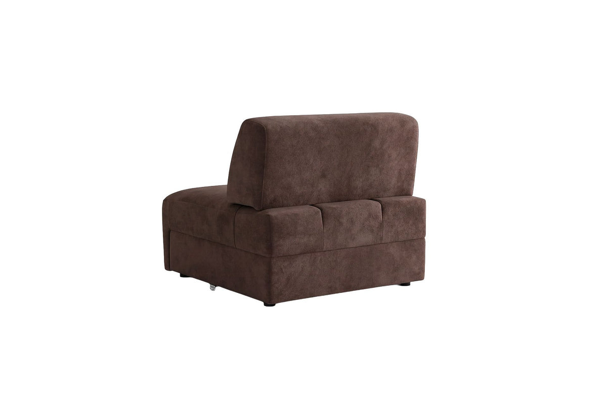Braunes Polyester-Sofa Madlen von Hanah Home, 4-Sitzer mit niedrigen Kunststoffbeinen, Buchenholz-Gestell und zwei Kissen.