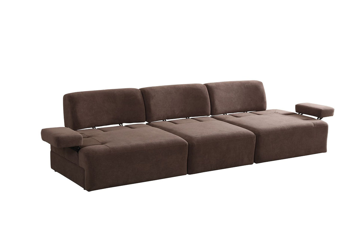 Braunes Polyester-Sofa Madlen von Hanah Home, 4-Sitzer mit niedrigen Kunststoffbeinen, Buchenholz-Gestell und zwei Kissen.