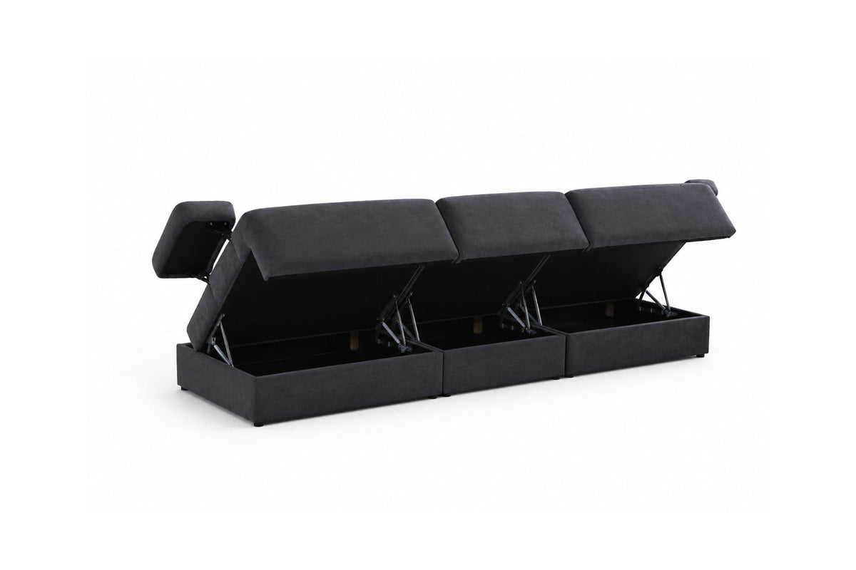 Petrolblaues 4-Sitzer Sofa Madlen mit niedrigen Kunststoffbeinen, Polyesterbezug, zwei Kissen und sichtbarem Staufach unter der Sitzfläche.