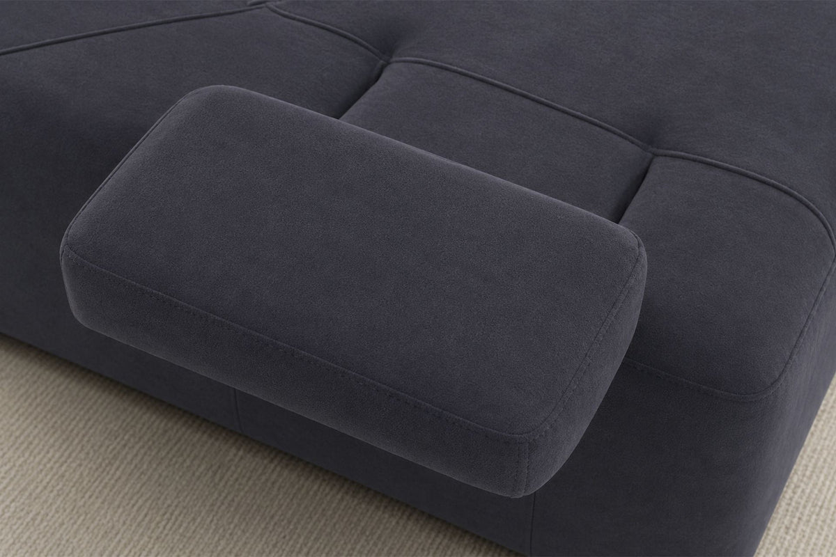 Petrolblaues 4-Sitzer Sofa Madlen mit niedrigen Kunststoffbeinen, Polyesterbezug, zwei Kissen und sichtbarem Staufach unter der Sitzfläche.